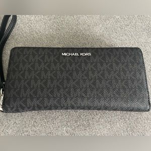 Michael Kors Jet Setter Wallet